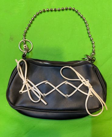 Schwarze Schultertasche mit weißen Schnürdetails