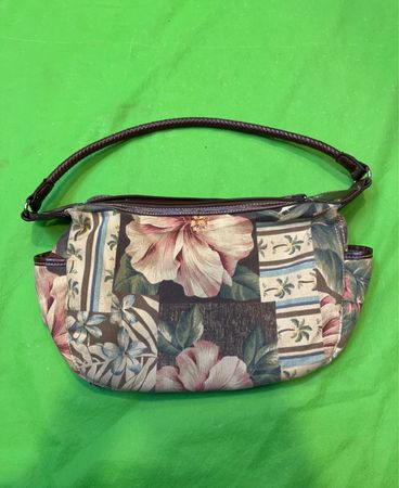 Handtasche mit floralem Muster und braunen Riemen