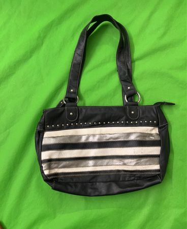 Schwarze Handtasche mit gestreiftem Detail