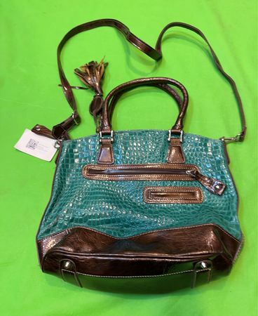 Grüne und braune strukturierte Handtasche mit Fransen und Nieten