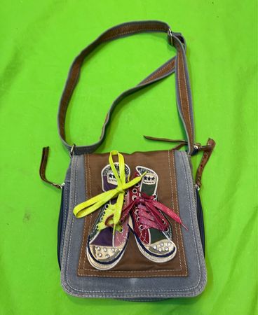 Canvas Messenger Bag mit gestickten Turnschuhen