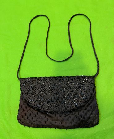Schwarze Perlen-Clutch aus Satin und Rayon