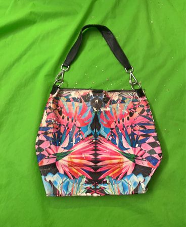 Tasche mit buntem Druck
