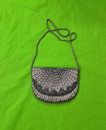 Perlenbesetzte Clutch-Tasche