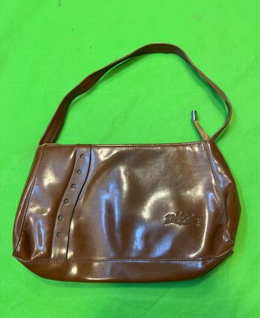 Braune Schultertasche mit dekorativen Nieten