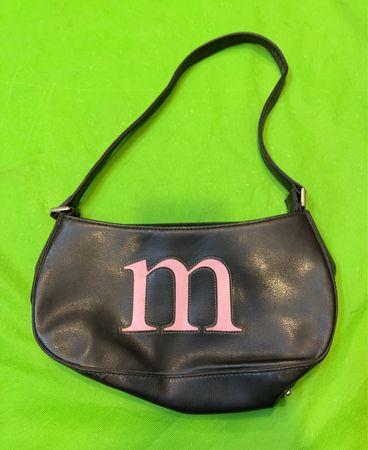 Schwarze Schultertasche mit pinkem "m" Logo