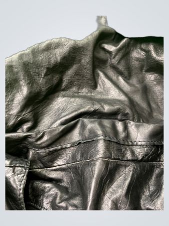 Schwarze Lederhandtasche mit geflochtenem Tragegurt