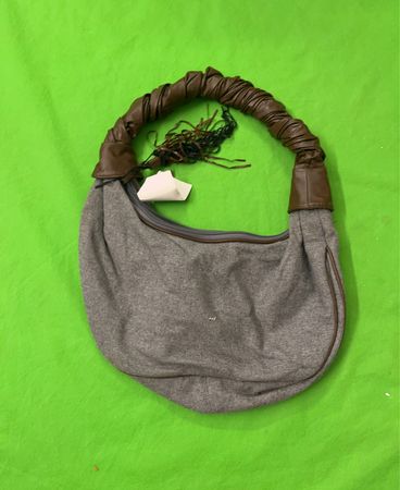 Graue Hobo-Tasche mit braunen Lederakzenten