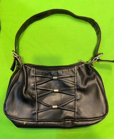 Schwarze Schultertasche