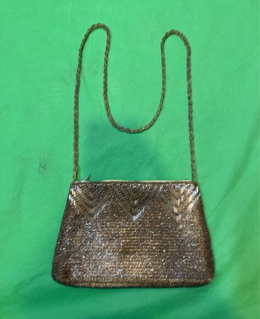 Perlenbesetzte Clutch-Tasche mit Kettenriemen