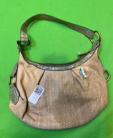 Beige gewebte Handtasche mit grünem Besatz