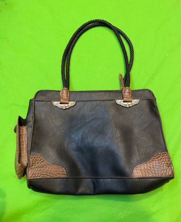 Schwarze Kunstleder-Handtasche mit braunen Krokodilprägungen
