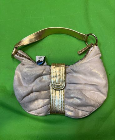 Cremefarbene und goldene geraffte Handtasche