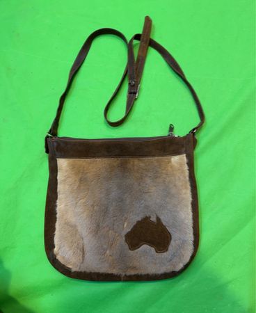 Braune Leder-Umhängetasche mit Australienkarten-Detail