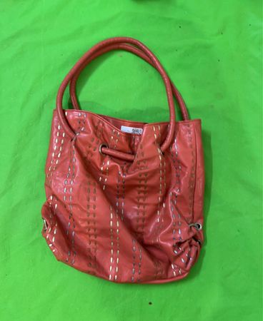 Orange Handtasche mit metallischen Akzenten