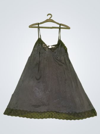 Schwarzes Slip-Kleid mit Spitzenbesatz