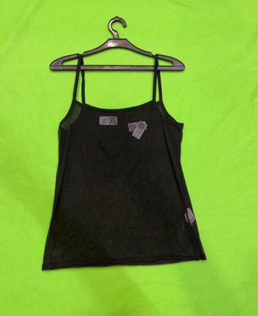 Schwarzes Top mit Etikett