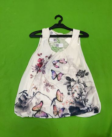 COLLEGEUM KOLLEKTION Weißes Ärmelloses Oberteil mit Schmetterlings- und Blumenmuster und Spitzenrücken