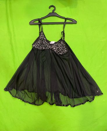 Schwarzes Netz-Babydoll mit Spitzendetail