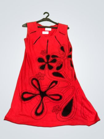 Rotes ärmelloses Kleid mit schwarzem Blumenmuster
