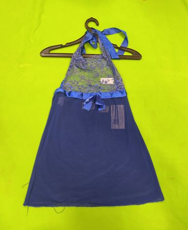 Blaues Halsbandkleid mit Spitze-Detail