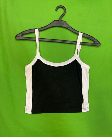 Schwarz-weißes Cropped Top