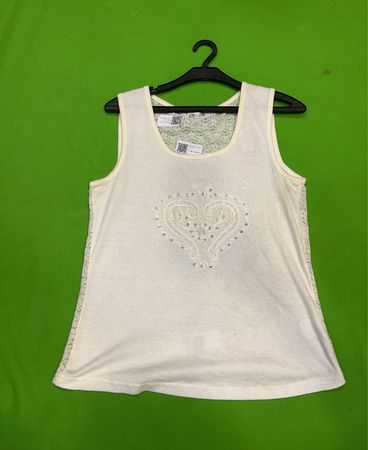 Weißes Tanktop mit Herzdesign und Spitzendetail
