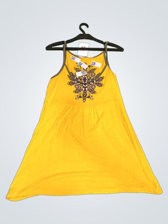Gelbes ärmelloses Kleid mit floralem Design