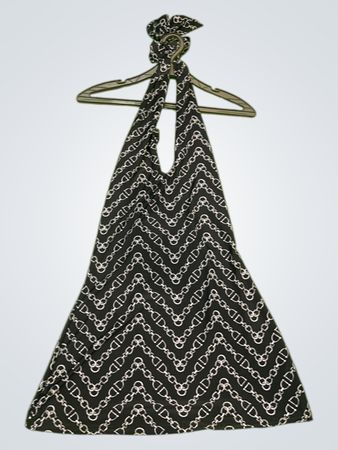 Schwarzes Halterkleid mit Kettenmuster