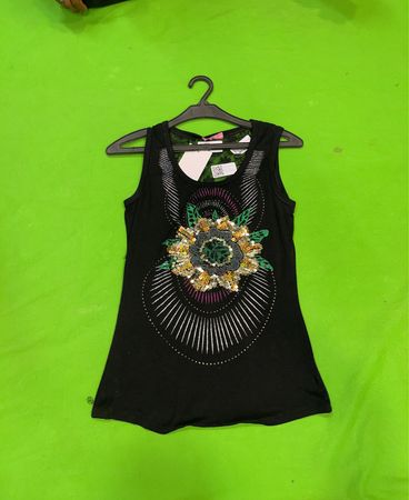 Schwarzes Tanktop mit verziertem Vorderteil und Spitzenrücken