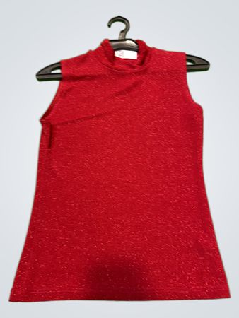 Rotes ärmelloses Mockneck-Top