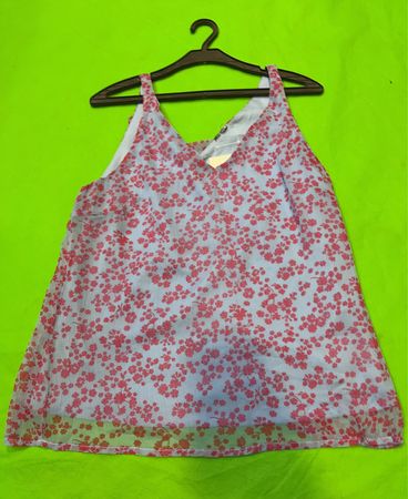Hellblaues Blumenshirt