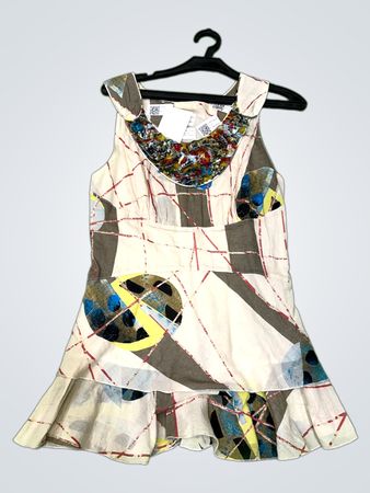 Ärmelloses Kleid mit geometrischem Druck und verziertem Ausschnitt