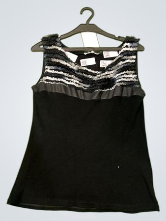 JOFRATI Ärmelloses schwarzes Oberteil mit Rüschenhals