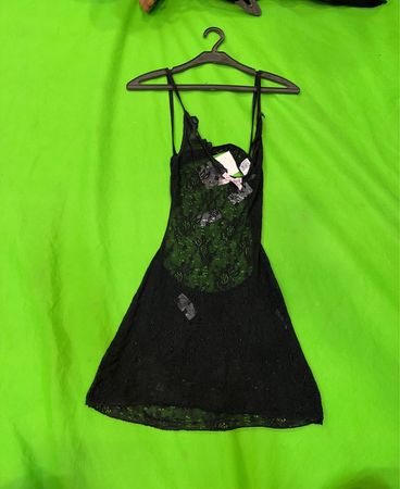 Schwarzes Spitzen-Nachtkleid
