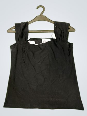 Schwarzes Top mit quadratischem Ausschnitt