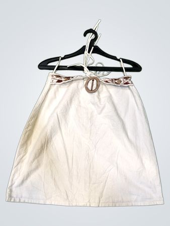 Weißes Trägerkleid mit dekorativem Taillenband