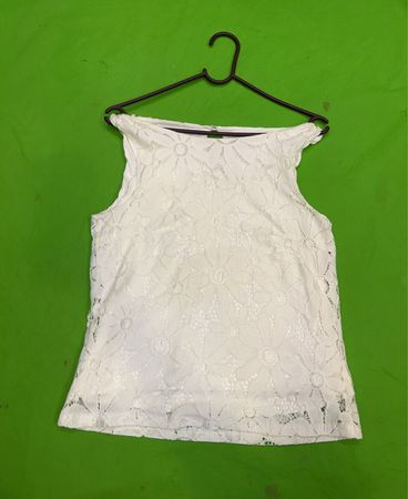 Weißes Spitzentop ohne Ärmel