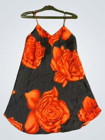 Schwarz-rotrosenbedrucktes Slipkleid
