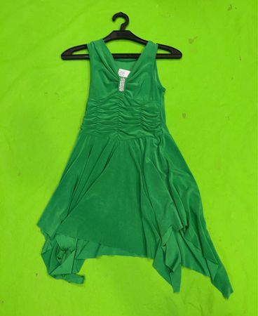 Grünes Rüschenkleid