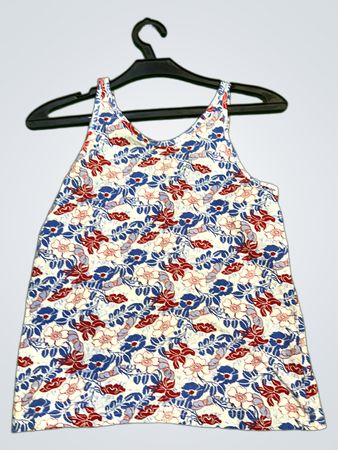 Lebendiges Blumendruck-Top
