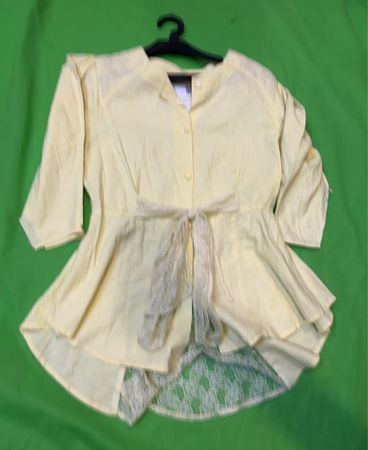 Gelbes Peplum-Top mit Spitze