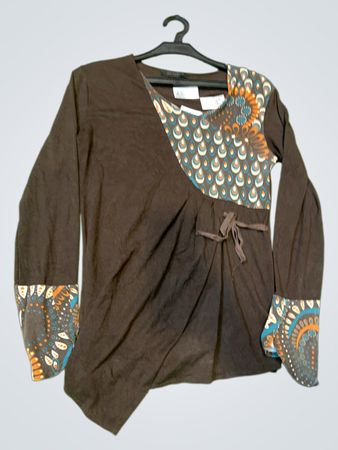 „R.P. TAMAR
Damenbraunes Langarmshirt mit bunten gemusterten Bündchen und Passe“
