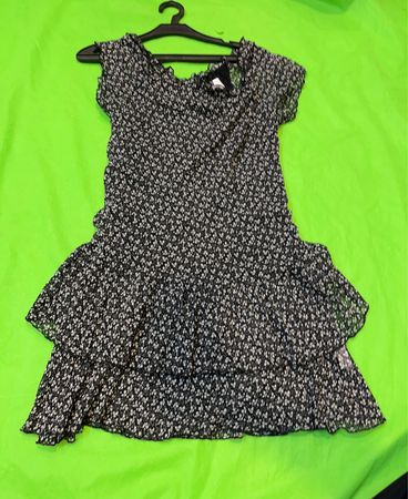 Fashion Studio Schwarz-Weiße Blumenmuster Rüschenkleid