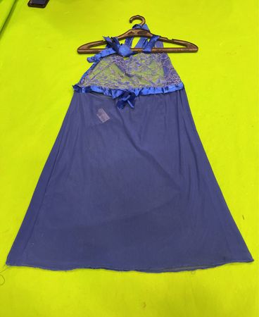 Nachthemd mit blauem Spitzenbesatz und Neckholder
