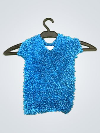 Blaues strukturiertes Kurzarmoberteil