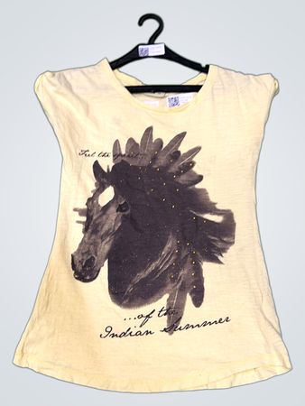 Gelbes T-Shirt mit Pferdegrafik und "...des Indian Summer" Text