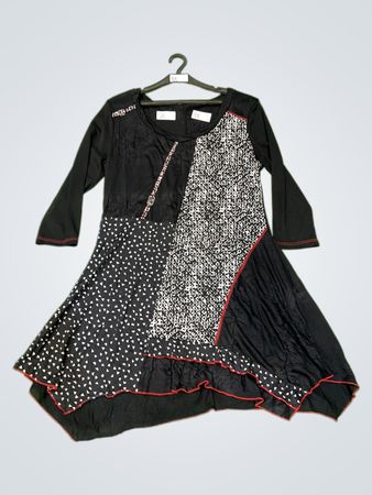 Schwarzes asymmetrisches Kleid mit rotem Saum