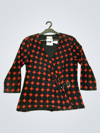 CC Petite Rot und Schwarz Polka Dot Wickelstil Oberteil mit Gürtelschnallen-Detail