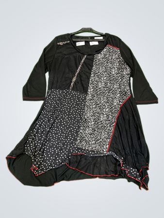 Schwarze asymmetrische Tunika mit rotem Besatz